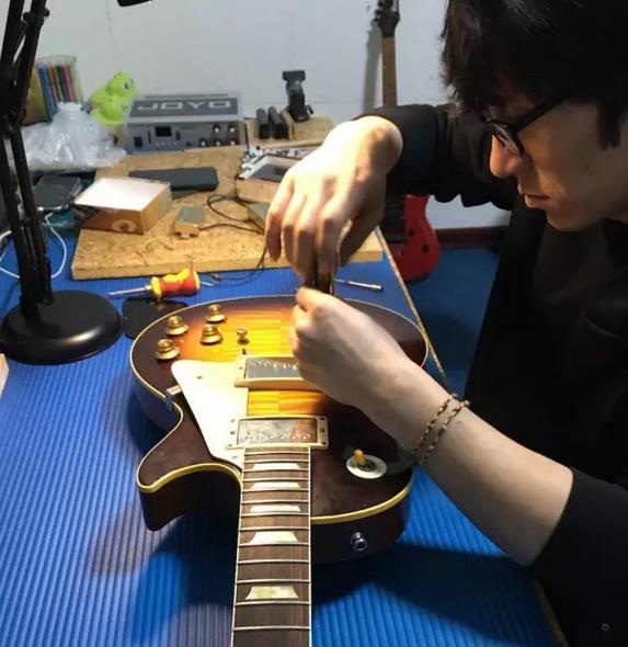 盛世乐器售后部门维修实例：GIBSON R9拾音器更换